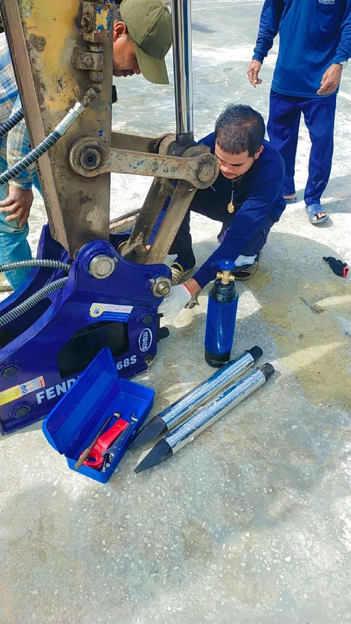 # ขอบคุณลูกค้าชลบุรีจัดไปหัวที่3แล้วครับ ทีมTNC1 ส่งมอบงานติดตั้งหัวกระแทกFENDE... 1 355850617 1447879116014361 4587969410253194202 n