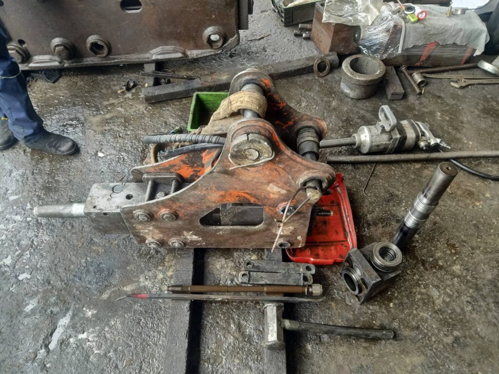 จบที่เรา เบาที่สุดครับ ทีมTNC1 ส่งงานซ่อมหัวกระแทก
1.SB30 เปลี่ยนน็อตเสื้อสูบ
... 42 515439134 1942849369850664 4342345514008227603 n