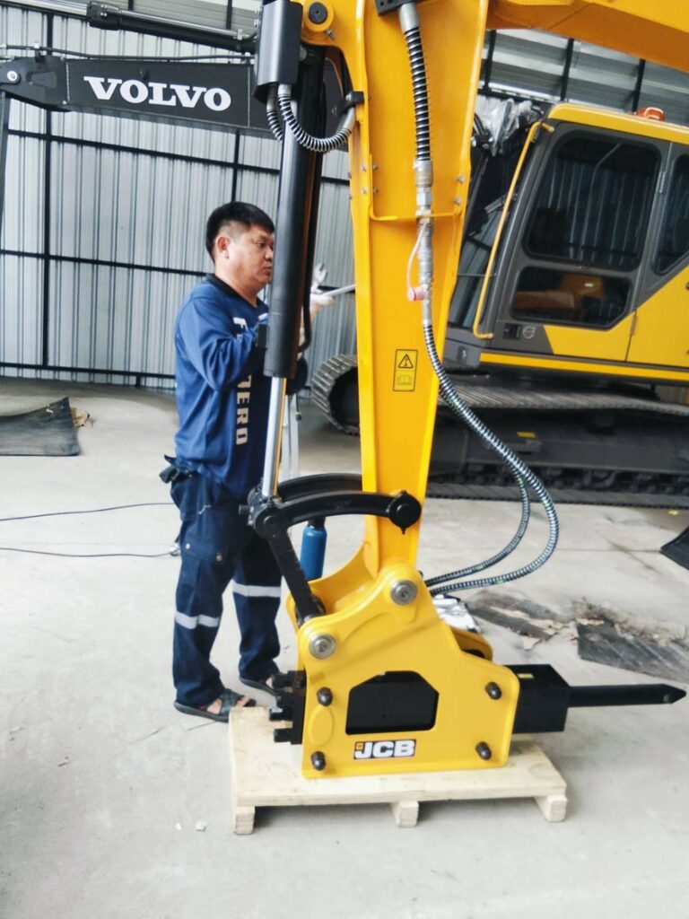 Unit 74/2025
คุณธรรมนำการค้า
ทีมTNC1 ส่งมอบงานติดตั้งหัวกระแทก FENDERO F68S vs J... 37 518277674 1948135102655424 1428782620944189061 n