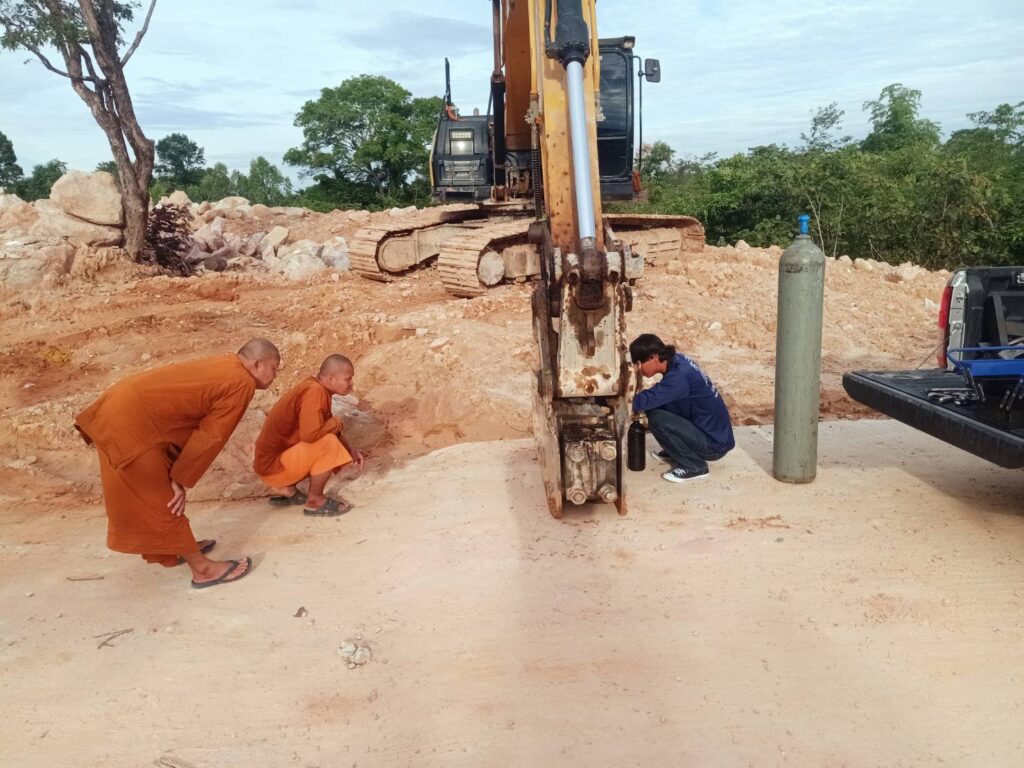พระสงฆ์องค์เจ้าเราก็ไม่ละเว้นนะครับ ยังบริการทุกสมณะครับ ทีมTNC1 ส่งงานซ่อมด่ว... 4 533245222 1972406033561664 6547470960379838182 n